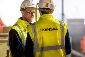 Two construction workers in Skanska branded PPE